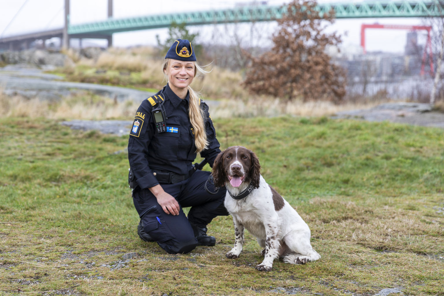 Årets Narkotikasökhund 2024 sittande med förare Ruth Baciu.