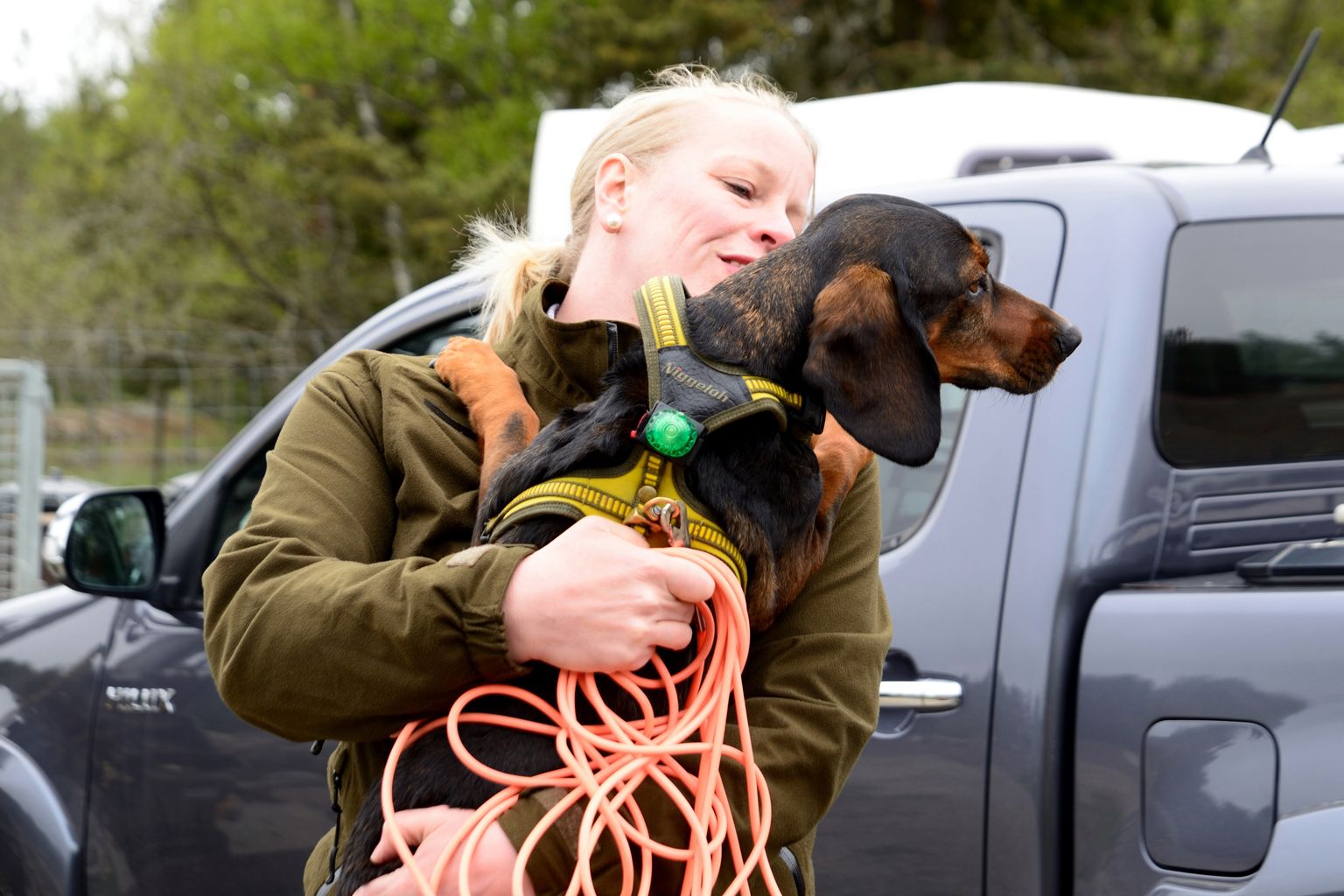 Hundägare med en hund i famnen