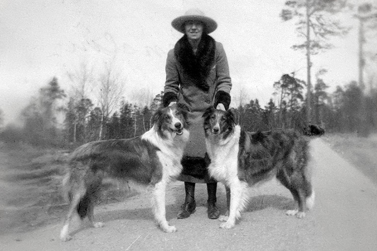 Fru Helga Lendin med sina collies Mr Flint och Bessie.